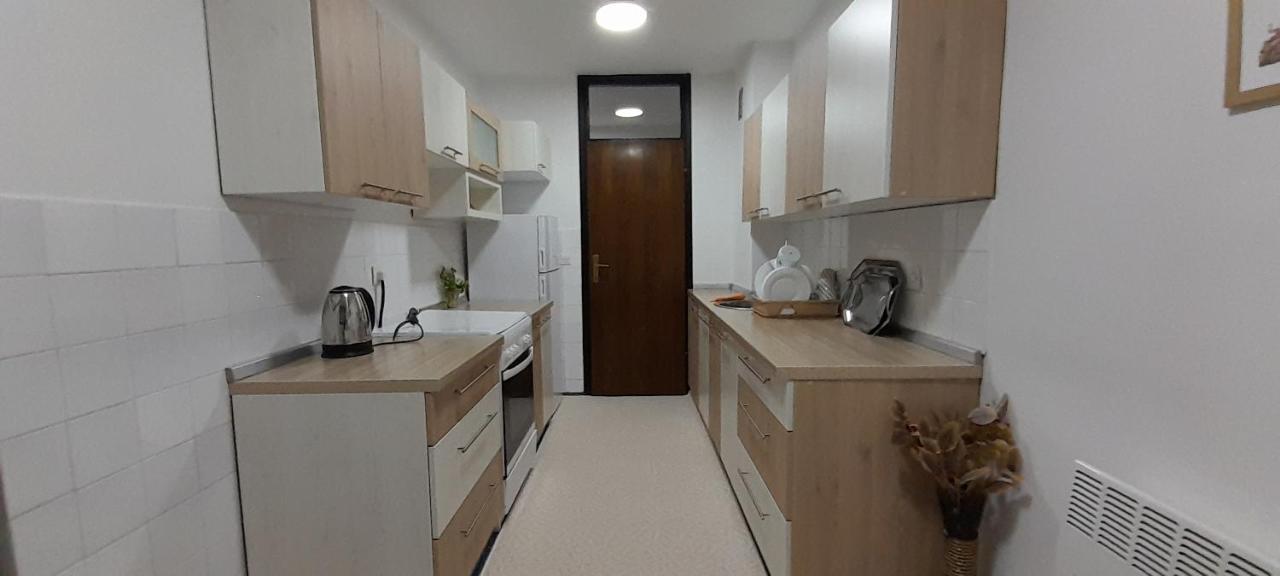 Cozy And Sunny Apartment Near The Airport Sarajevo Exterior foto
