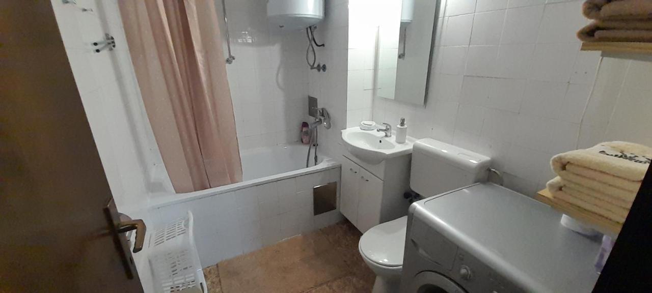 Cozy And Sunny Apartment Near The Airport Sarajevo Exterior foto